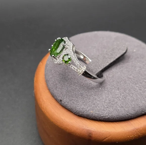 Green Chrome Diopside Rhodium Over Sterling Silver Ring. Size 9 - Picture 2 of 4